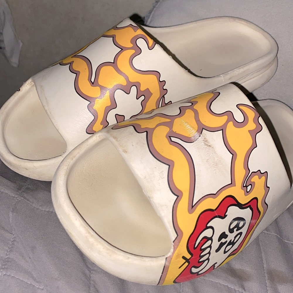 I’m selling some Yeezy slides